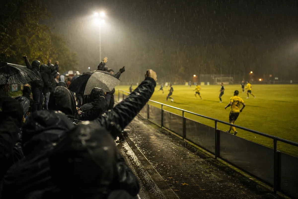 Gästeblock im Regen: ein Samstag in der Bezirksliga
